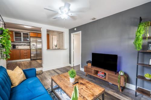 2 BD Home w/Private Parking, Private Yard & W/D