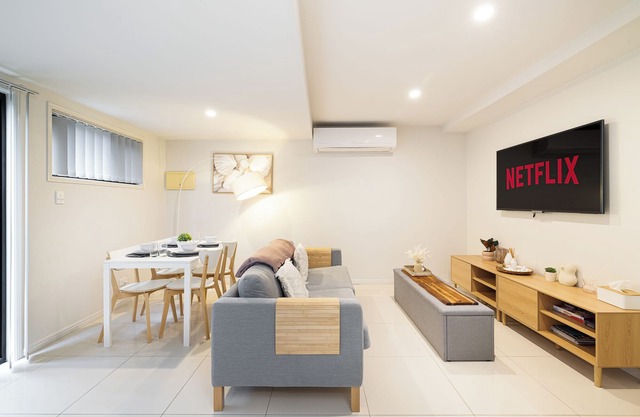 2 Bdr Apt! Train! Parking! Restaurants! 2144D2