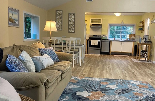 Cozy beach cottage 8 mins from South Haven - Fire Pit, Bike Trail, Starry Nights