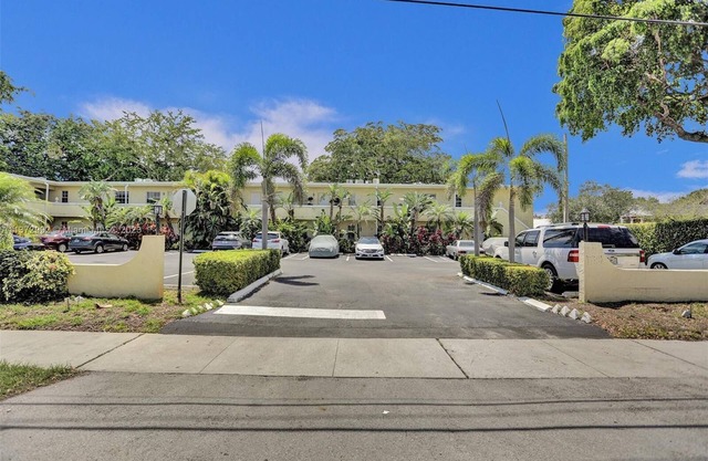 2 BED/1 BATH WILTON MANORS CONDO