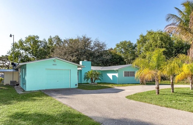 2 bed 2 bath in Bokeelia! Double lot, space to park your boat!