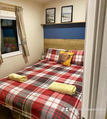 2 Bed Chalet - Sleeps 5 - Garden - Parking - Wifi