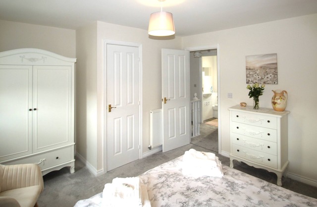 2 Bed House - Large Garden - Fully Refurbished