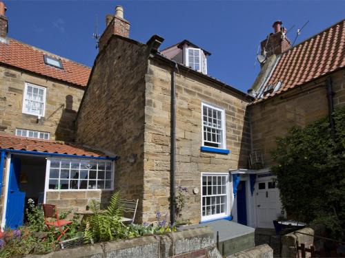2 Bed in Robin Hoods Bay G0085