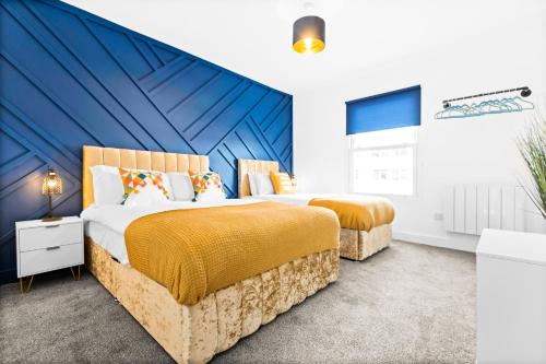 2 Bed - Modern Flat - Town Centre & Parking