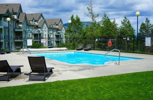 2-Bedroom 2-Bathroom Condo with Mountain Views