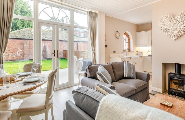 2 bedroom accommodation in Tunstead