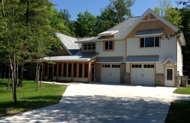 2 dormitorios, Al otro lado de la YMCA