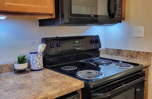 2 bedroom Ames Apartment - private deck, garage