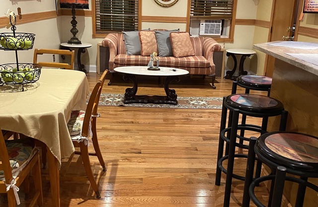 2 Bedroom Apartment, Easy connection to NYC.