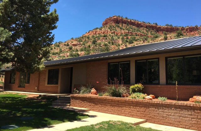 Casita de 2 habitaciones en un pequeño rancho tranquilo a solo 2 millas del centro de la ciudad
