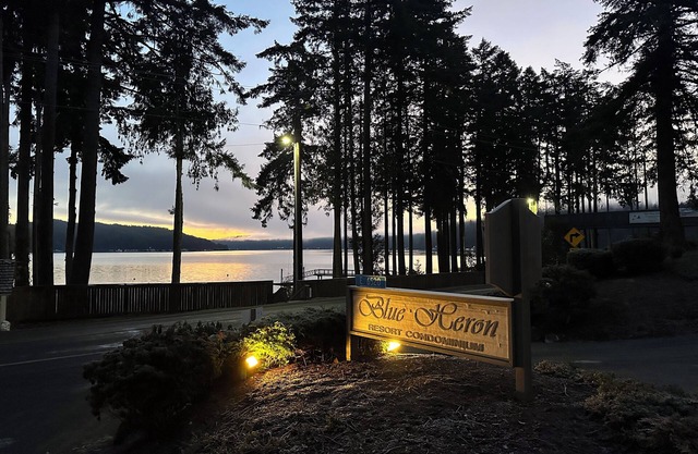 2-bedroom condo with pool, hot tub, WiFi, fitness room in welcoming Union, WA