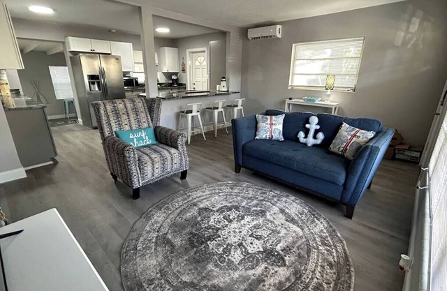 2 bedroom Cottage, Close to Space X, FIT and the Beaches