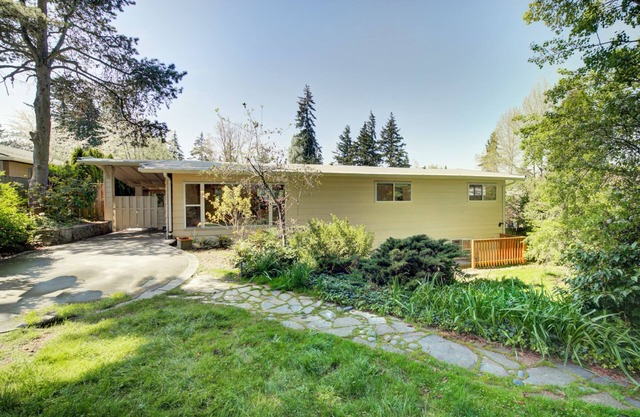 2-bedroom downstairs unit in fabulous Mercer Island