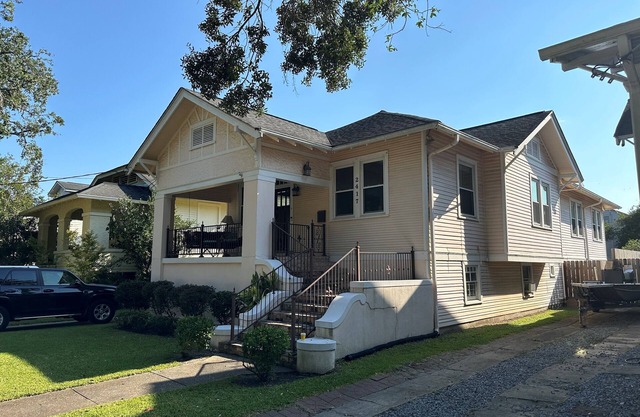 2 Bedroom flat in nice uptown home. Great, safe, neighborhood near all.