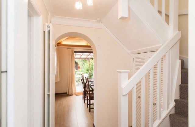 Casa de 2 dormitorios en la ciudad de Chester con estacionamiento, terraza exterior cubierta y jardín.