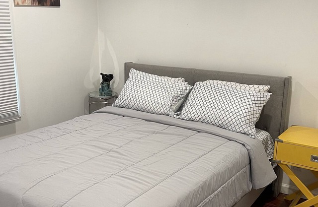 2 Bedroom Ranch style house with newly renovated kitchen and bathroom