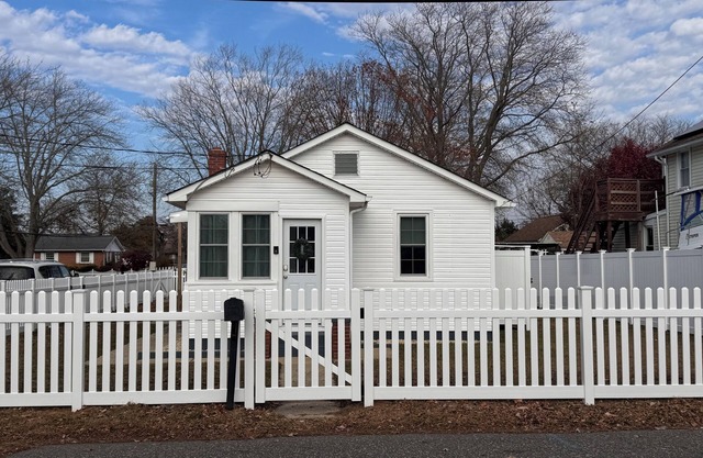 2-Bedroom Renovated Beach Bungalow - 1 Block from the Bay, Pet-Friendly