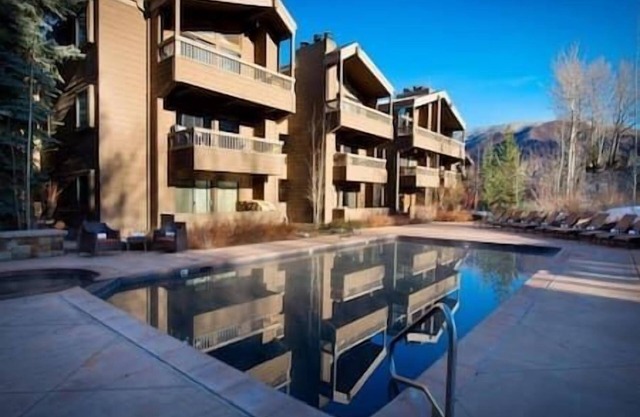 2 Bedroom Suite Few Blocks to the Gondola, Core, Pool-Hot Tub
