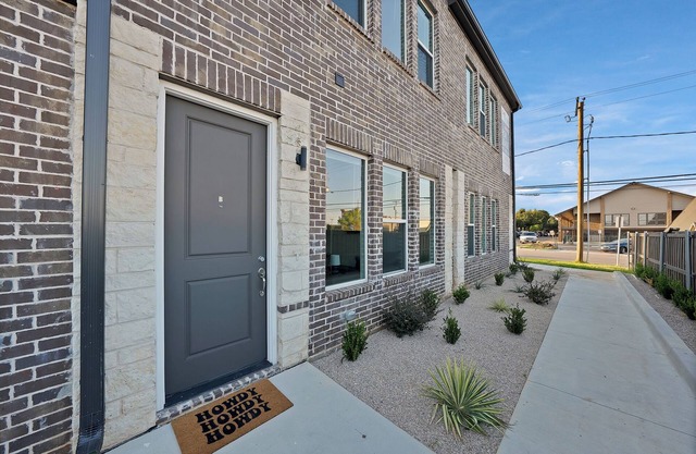 2-bedroom townhome in welcoming Arlington