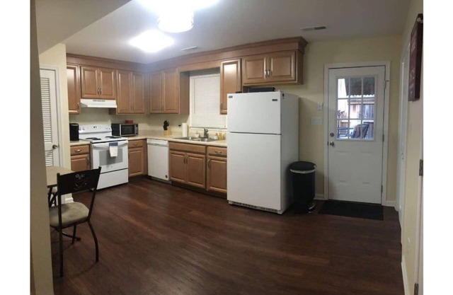 2 Bedroom Townhouse Close To Liberty and Downtown! Ideal for Long term Stay!