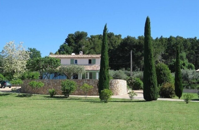 Villa de 2 dormitorios en un gran jardín con piscina sin calefacción.