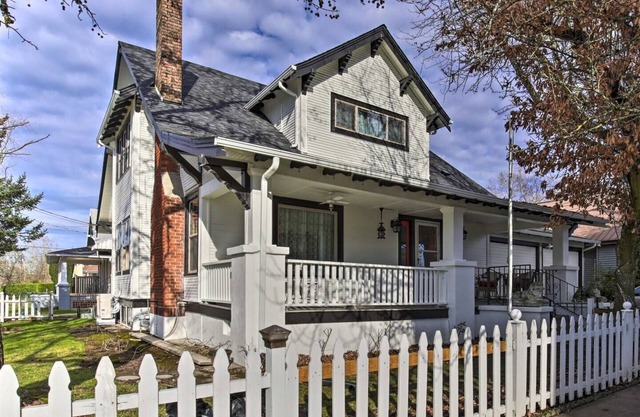 2 Blocks to Dining + Tasting Rooms