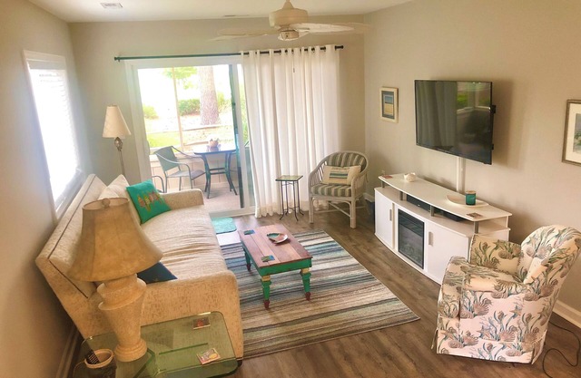 2 BR 2 Bath 1st floor condo with a water view, 10 min from beach