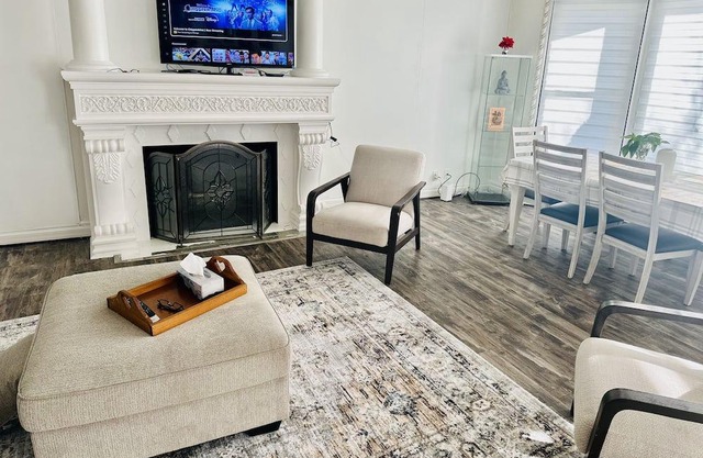 2 BR 2 WR Unit close to many amenities