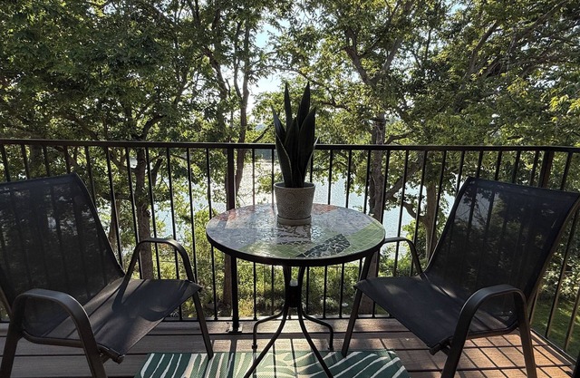 2-BR Condo in Nashville w/ Riverview! Newly Remodeled. 15 Minutes to Downtown!