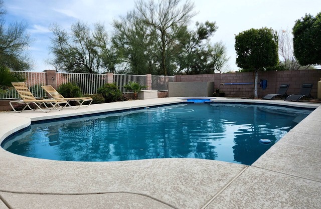 2 Car Garage Tesla Charger KING BEDS 2 Master Suites Hot Tub Pool