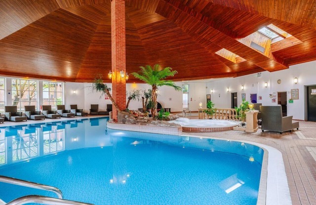 2 Comfy Rooms w/ Spa Treatments, Solarium & Cosy Atmosphere - Ideal for Families