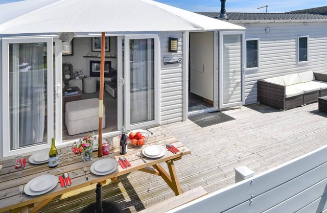 Con estilo en todo, este chalet contemporáneo en el atractivo parque de vacaciones de Crugan ofrece una perfecta s