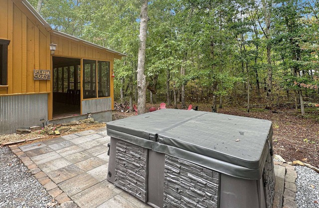 2 Family Cabins - Hot Tub - Fire Pits - Screened in Porches - 2 miles to Cloudland Canyon Park