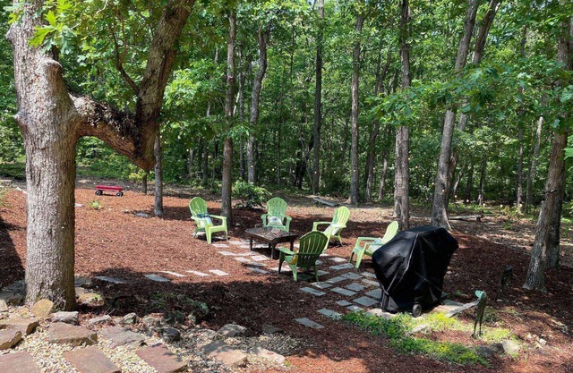 2 Family Cabins - Hot Tub - Fire Pits - Screened in Porches - 2 miles to Cloudland Canyon Park