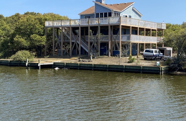 2 Free beach parking passes! Waterfront Hot Tub Boat dock Pet friendly 360 Decks