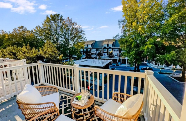 2-King-Bd, Shop-Eat-Work-Play 'Birkdale Promenade'