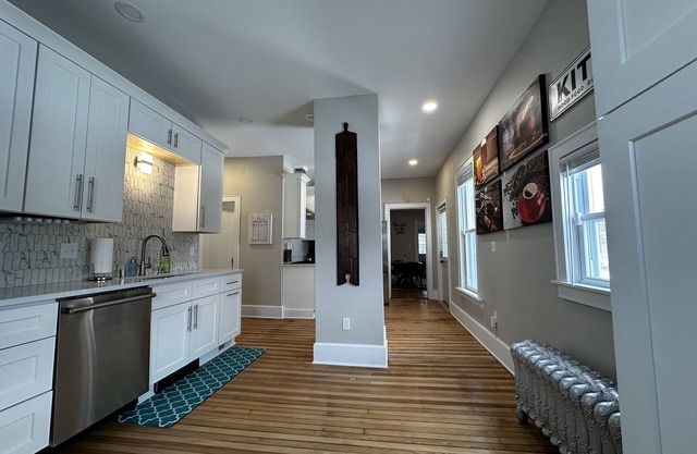 2 King Beds, Full Kitchen, 86" TV, Parking - Downtown Luxury!