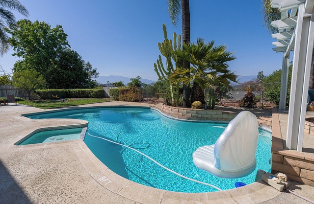 2 king beds, near UCR, pool & arcade.