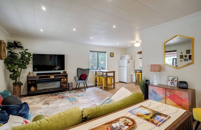 2 Mi to Dtwn Prescott: Cabin w/ Furnished Deck!