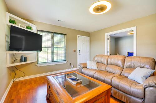 2 Mi to Dtwn Greensboro Pet-Friendly Retreat!