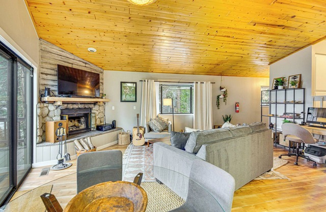 2 Mi to Lake Arrowhead: Treetop Retreat w/ Deck