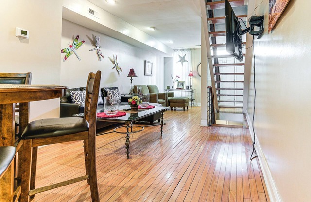 ¡NUEVO! Baltimore Townhome - ¡Camina hacia Marina y Ferry!