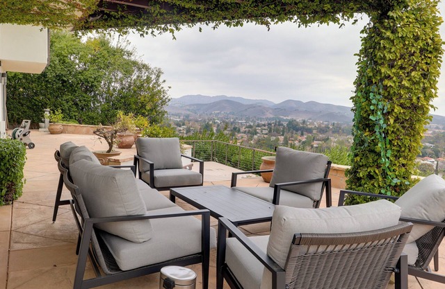 2 Mi to Promenade at Westlake: Mtn-View Haven!