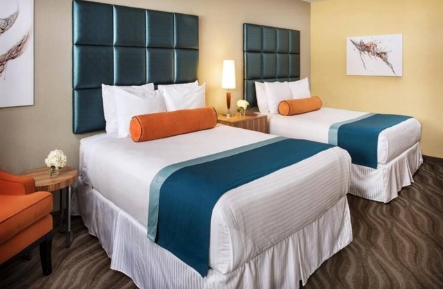 2 Mid-Century Modern Rooms w/Skyline Views Near Dining, Zoo and Waterfront
