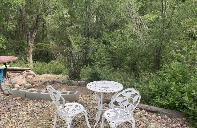 2 Miles Ft Carson *1 mile Broadmoor World Arena * 2bedroom * Quiet