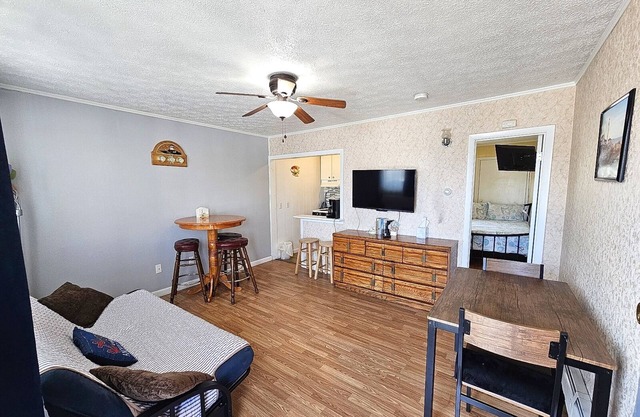 2 min walk to the beach. Pet friendly condo