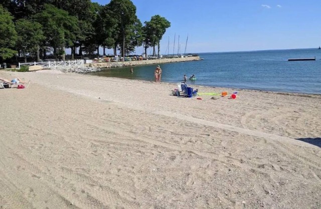 2-minute drive to beach, renovated antique in Rowayton walk to shops restaurants