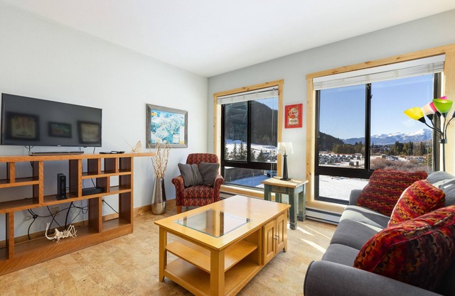 2 Minute Walk to the Lifts/Spacious Studio/Shared Hot Tub