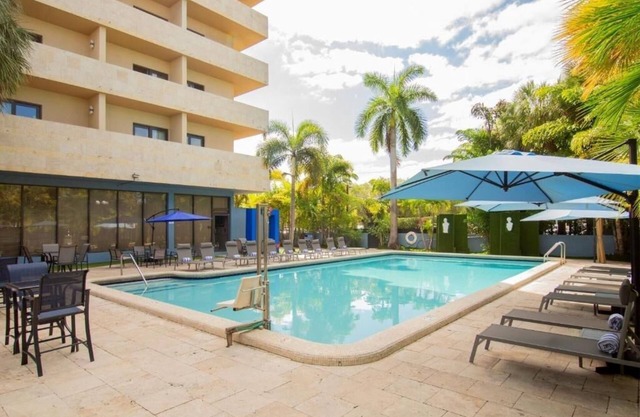 2 Modern Units With Balcony Outdoor Pool Shuttle Near Wynwood